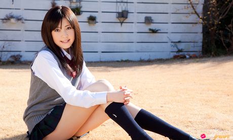 Vidunderlig japansk pige Riku Matsumoto viser sine små bryster frem og afslører sin komplette nøgenhed udendørs