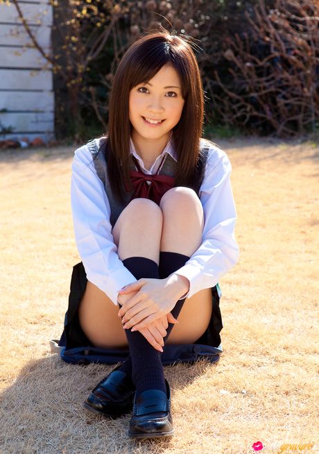 Vidunderlig japansk pige Riku Matsumoto viser sine små bryster frem og afslører sin komplette nøgenhed udendørs