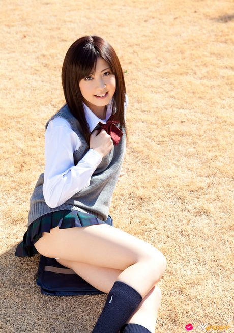 Vidunderlig japansk pige Riku Matsumoto viser sine små bryster frem og afslører sin komplette nøgenhed udendørs