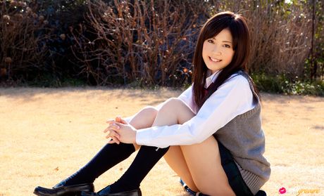 Vidunderlig japansk pige Riku Matsumoto viser sine små bryster frem og afslører sin komplette nøgenhed udendørs