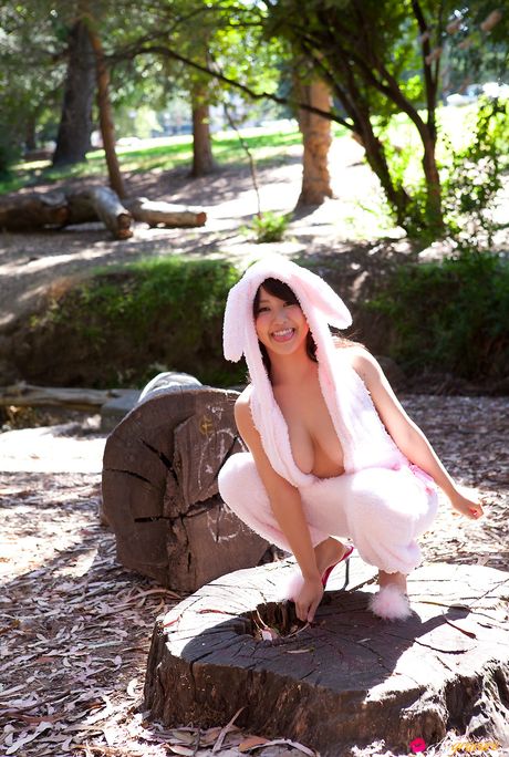 亞洲女孩 Mai Nishida 在戶外展示她的大胸部和修剪過的陰部