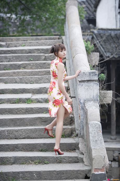 Asian teen Yuriko Shiratori gets naked on a chair in a garden