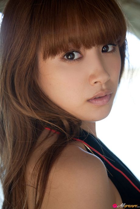 Den slående asiatiske teenager Ai Takahashi viser sine små bryster og skaldede fisse udendørs