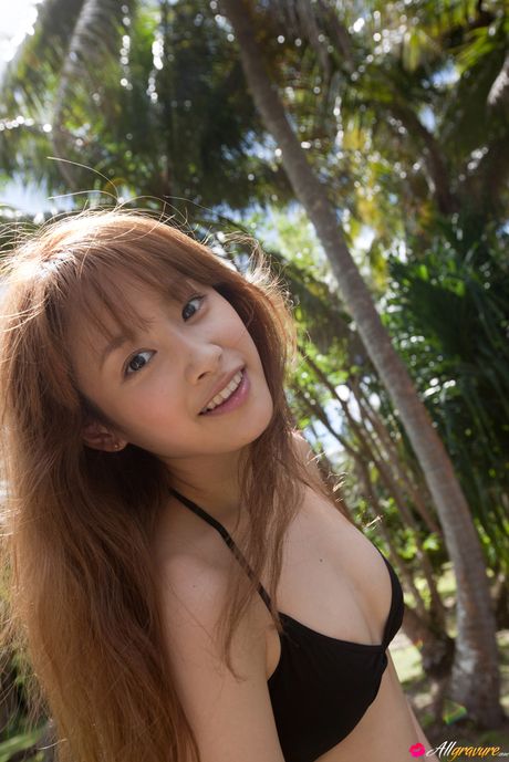 Den slående asiatiske teenager Ai Takahashi viser sine små bryster og skaldede fisse udendørs