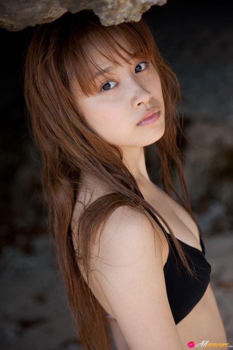 Den slående asiatiske teenager Ai Takahashi viser sine små bryster og skaldede fisse udendørs