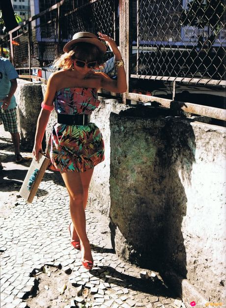 亞洲封面女郎幸田來未展示她的小胸部並獨自擺姿勢