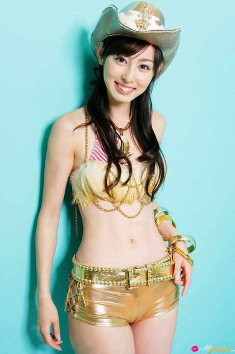 アジアのカバーガール、秋山里奈がセクシーなお尻を見せてソロでポーズをとる