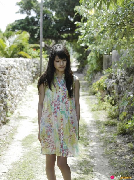 Asiatisk dukke Asumi Arimura demonstrerer sine store jugger og fanger sit himmelklædte udseende i naturen