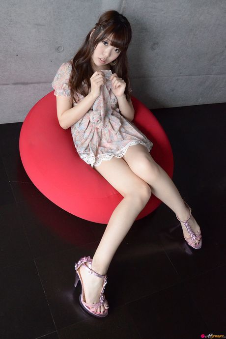 可愛的日本娃娃 Mizuho Shiraishi 在手指操之前脫下一件紅裙子