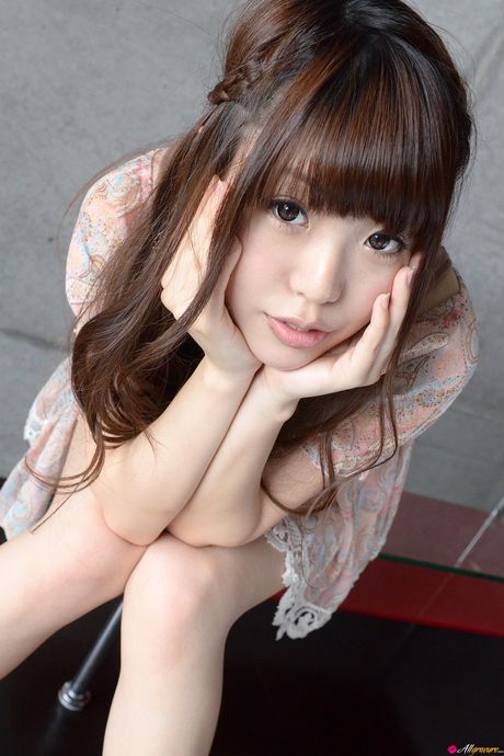 Dejlig japansk dukke Mizuho Shiraishi fjerner en rød kjole før en fingerfuck