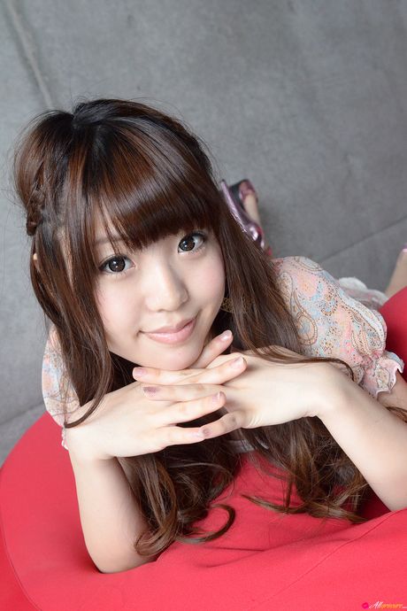 可愛的日本娃娃 Mizuho Shiraishi 在手指操之前脫下一件紅裙子