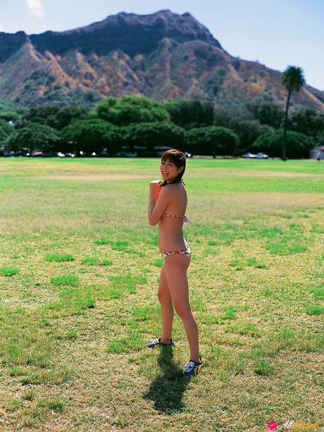 アジア人の女の子、杉本有美が大きな胸を披露しビキニ姿でポーズをとる