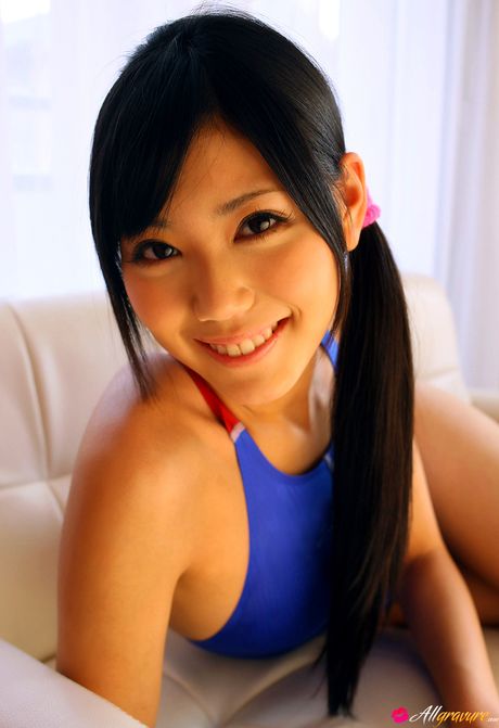 Asian cutie Saemi Shinohara reveals her thick ass and poses in a swimsuit