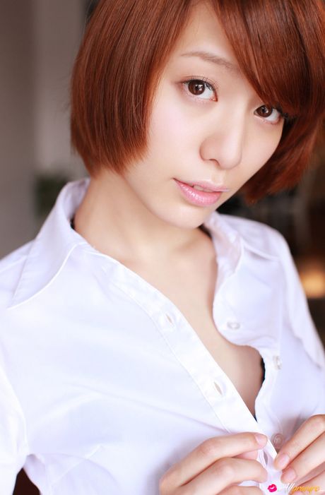 Henrivende asiatisk babe Erika Tsunashima viser sin store røv og sin skaldede fisse frem