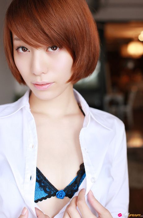 Henrivende asiatisk babe Erika Tsunashima viser sin store røv og sin skaldede fisse frem