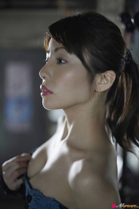 Asian teen Yuki Morisaki takes off her lingerie before getting in a tub