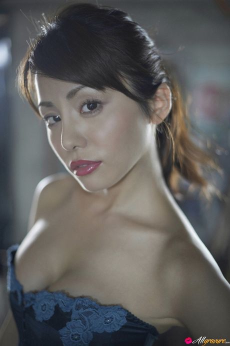 Asian teen Yuki Morisaki takes off her lingerie before getting in a tub