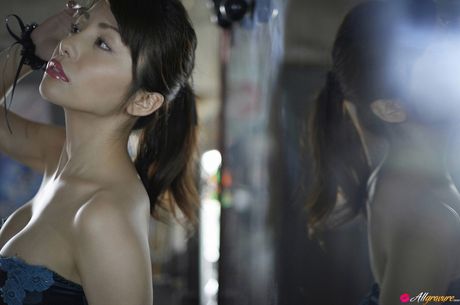 Asian teen Yuki Morisaki takes off her lingerie before getting in a tub