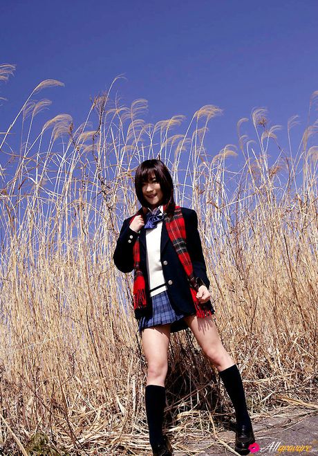 Fantastisk japansk pige Mizuki Horii demonstrerer sine store bryster og poserer i en skoleuniform