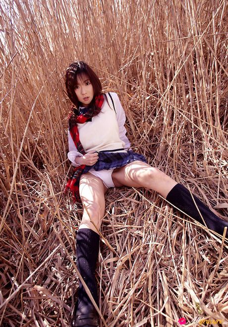 Fantastisk japansk pige Mizuki Horii demonstrerer sine store bryster og poserer i en skoleuniform