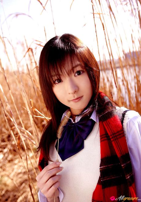 Fantastisk japansk pige Mizuki Horii demonstrerer sine store bryster og poserer i en skoleuniform