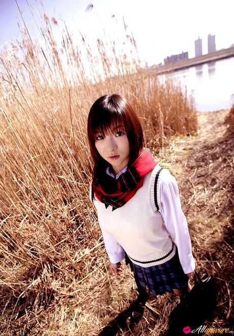 Fantastisk japansk pige Mizuki Horii demonstrerer sine store bryster og poserer i en skoleuniform