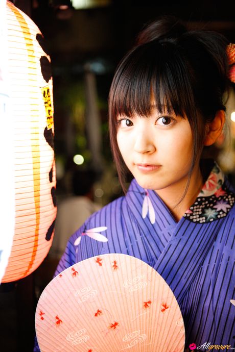 Asiatisk søde Airi Suzuki sporter en creampie efter en nøgen modelsession