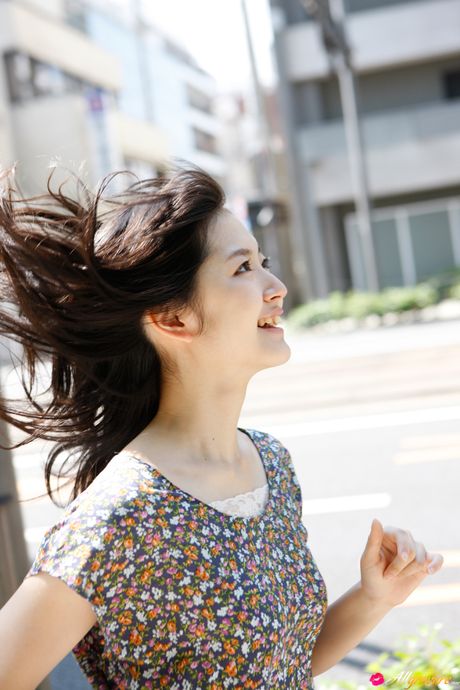 Asiatisk søde Airi Suzuki sporter en creampie efter en nøgen modelsession