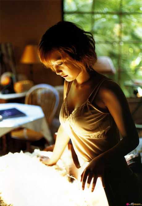 亞洲女孩石川梨花在裸體模特兒演出前脫下比基尼