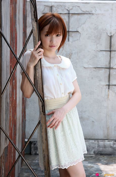 引人注目的亞洲 Ryoko Tanaka 在獨奏中展示了她小巧的乳房和性感的臀部