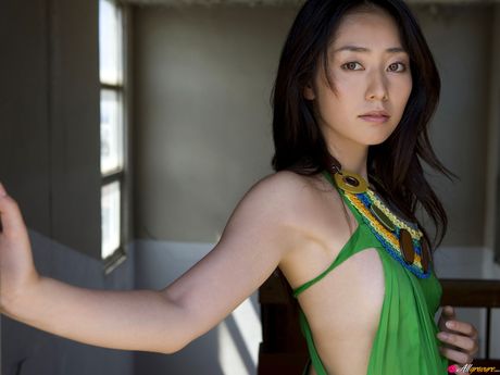 セクシーな日本の美女、谷桃子が小さなおっぱいを披露し、ビキニ姿でポーズをとる