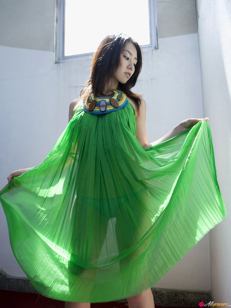 セクシーな日本の美女、谷桃子が小さなおっぱいを披露し、ビキニ姿でポーズをとる