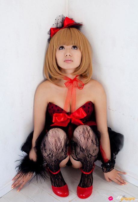 優秀的亞洲寶貝 Rika Hoshimi 炫耀她火熱的屁股和甜美的陰部