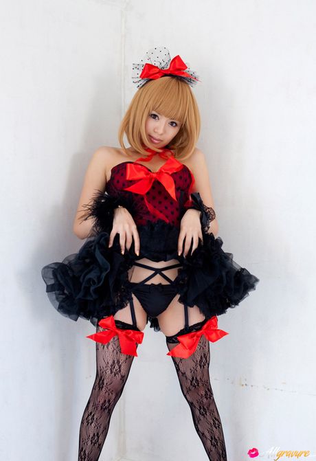 優秀的亞洲寶貝 Rika Hoshimi 炫耀她火熱的屁股和甜美的陰部