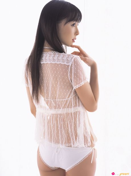 アジア人モデルの木口亜矢が小さな胸を披露し、ランジェリー姿でポーズをとる