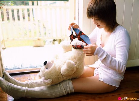 Asiatisk teenager Anna Sakaki bliver nøgen ved poolen