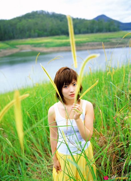 Asiatisk teenager Anna Sakaki bliver nøgen ved poolen