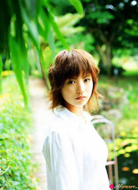 Asiatisk teenager Anna Sakaki bliver nøgen ved poolen