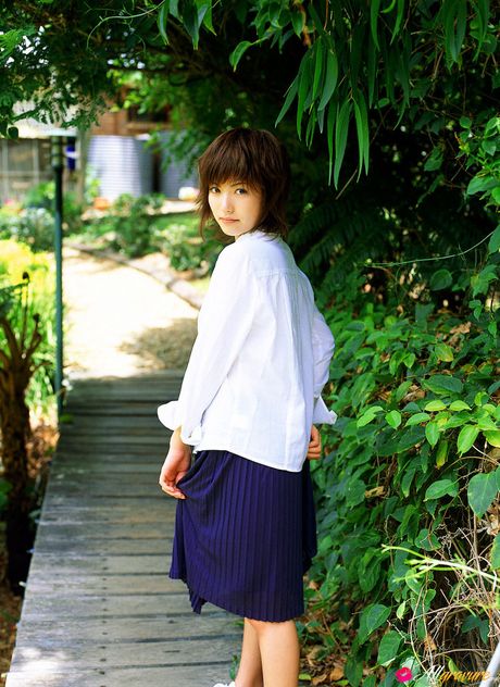 Asiatisk teenager Anna Sakaki bliver nøgen ved poolen