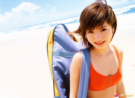 Asiatisk teenager Anna Sakaki bliver nøgen ved poolen