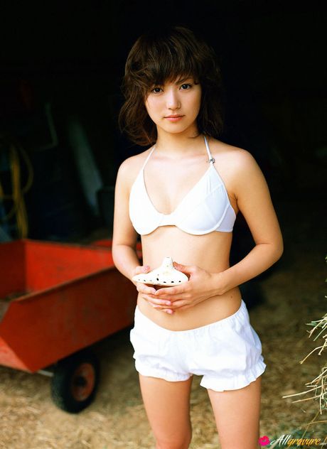 Asiatisk teenager Anna Sakaki bliver nøgen ved poolen