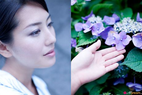 Den asiatiske skønhed Haruna Yabuki viser sine små bryster frem og poserer solo