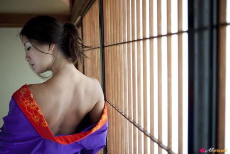 Den asiatiske skønhed Haruna Yabuki viser sine små bryster frem og poserer solo