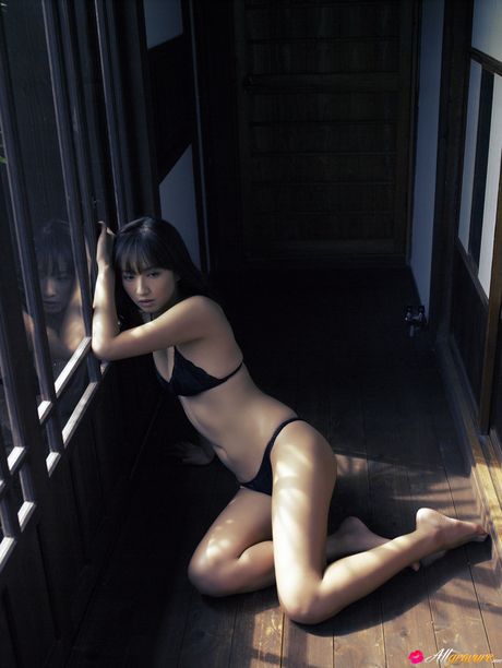 アジアのキュートな優木まおみがソロで彼女の素晴らしい巨乳とポーズを強調