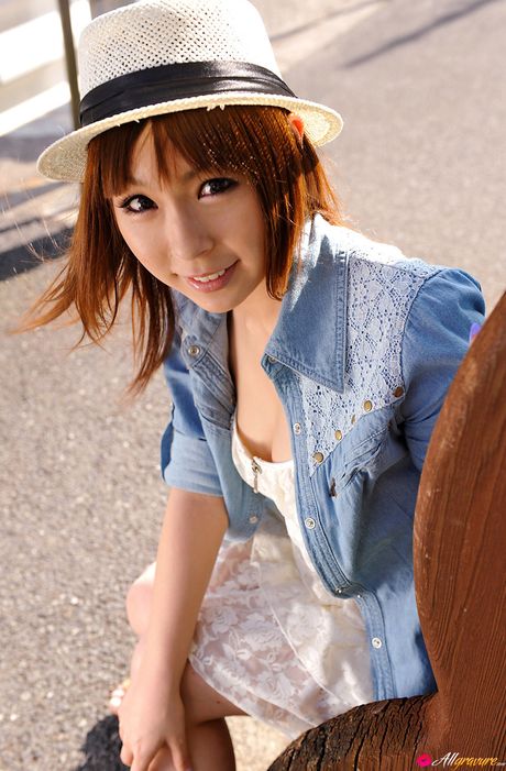 Brunøjede nuttede Saya Hikita stripper og fanger sit himmelklædte udseende udendørs