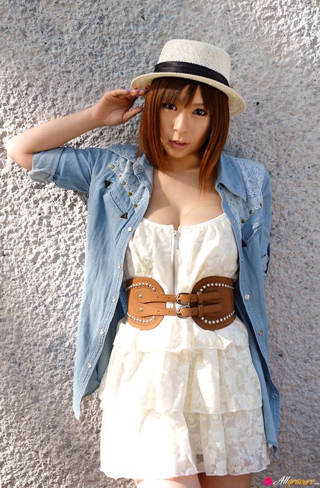 Brunøjede nuttede Saya Hikita stripper og fanger sit himmelklædte udseende udendørs