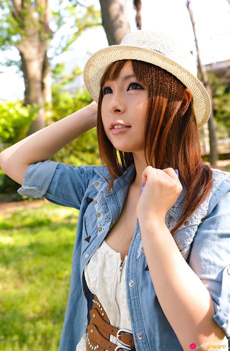 茶色の目をしたキュートな疋田沙耶が服を脱ぎ、屋外で裸の姿を撮影