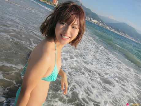 美麗的亞洲寶貝 Sayaka Isoyama 展示了她的大胸部和修剪過的陰部