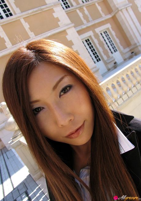 茶色の目をした日本の美女、美咲セイラが服を脱いでポーズをとる