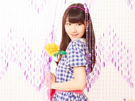 亞洲美女柏木由希 (Yuki Kashiwagi) 展示她的大胸部並獨自擺姿勢